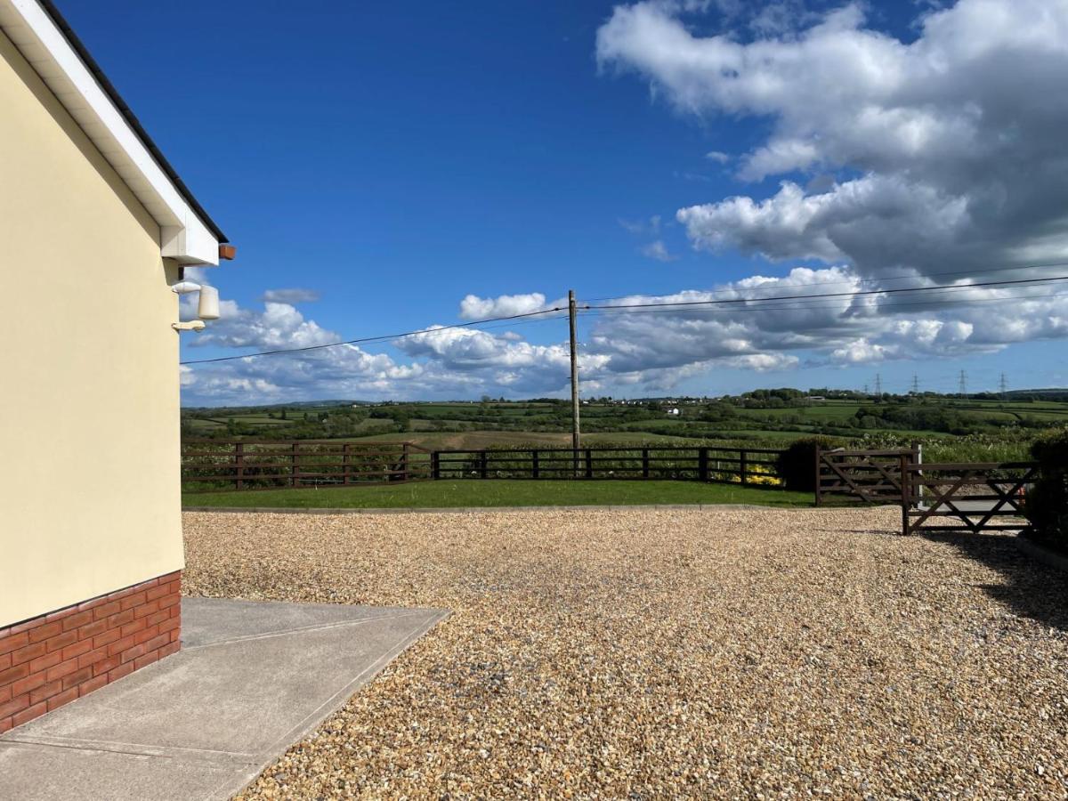 Villa Sunny Bank- Countryside Escape With Private Hot Tub And Countryside Views à Carmarthen Extérieur photo