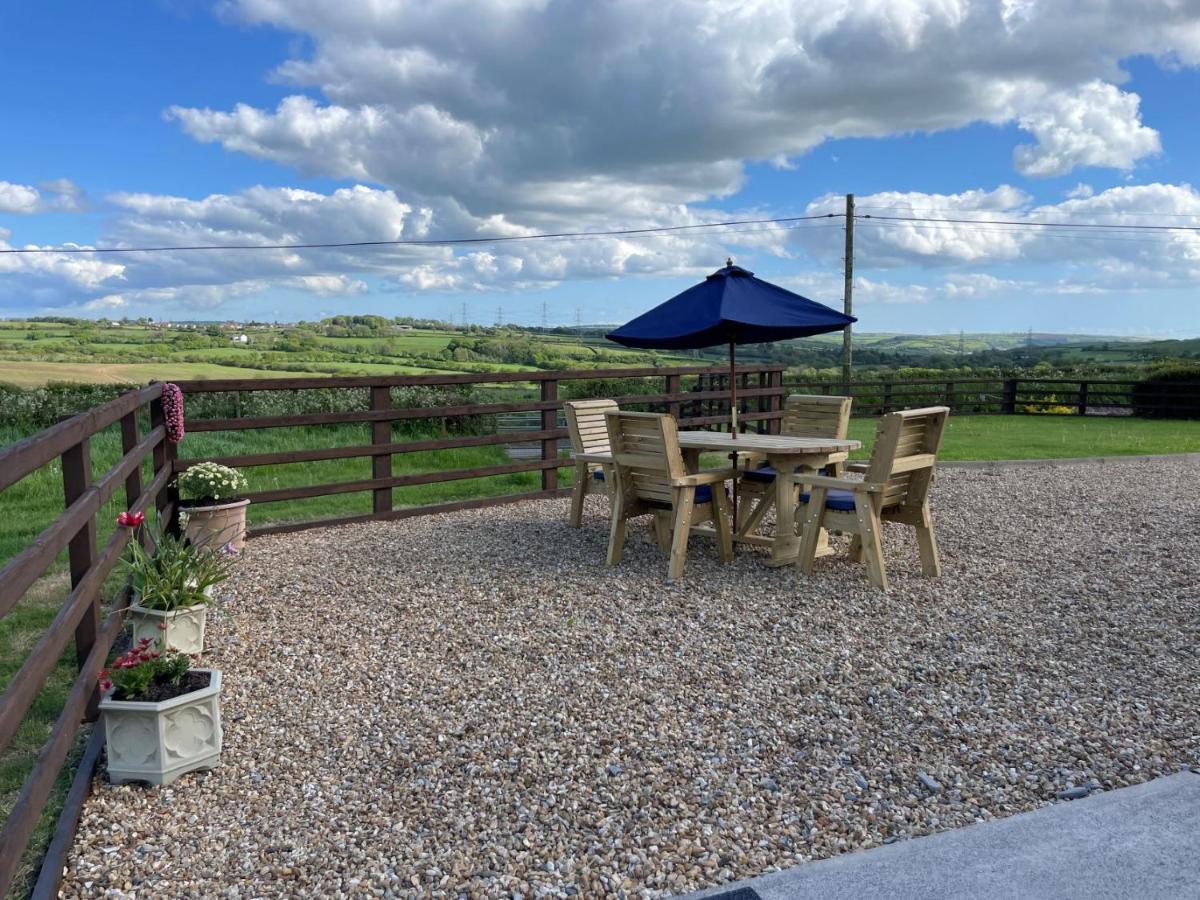 Villa Sunny Bank- Countryside Escape With Private Hot Tub And Countryside Views à Carmarthen Extérieur photo